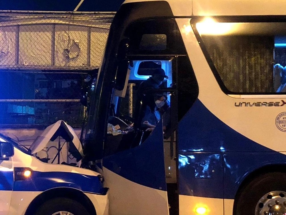 Vụ va chạm khiến hai phương tiện hư hỏng phần đầu. Ảnh: NY