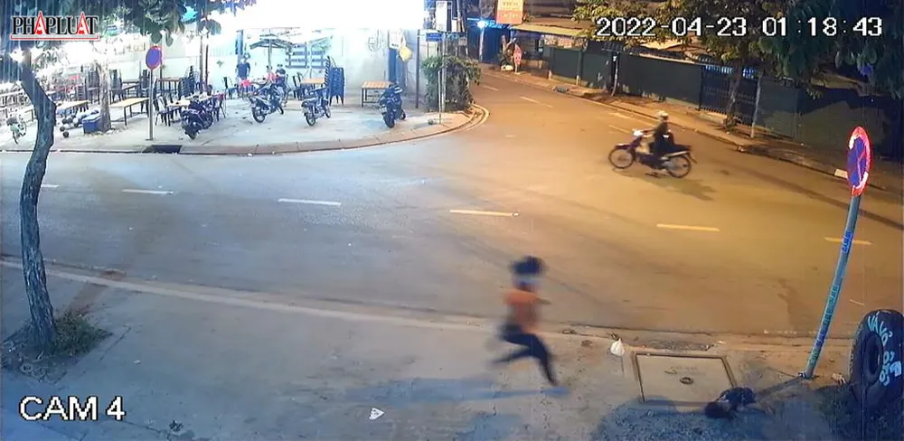 Phát hiện, người mẹ gào thét chạy tới xem tình trạng của con trai. Ảnh chụp từ clip Phát hiện, người mẹ gào thét chạy tới xem tình trạng của con trai. Ảnh chụp từ clip