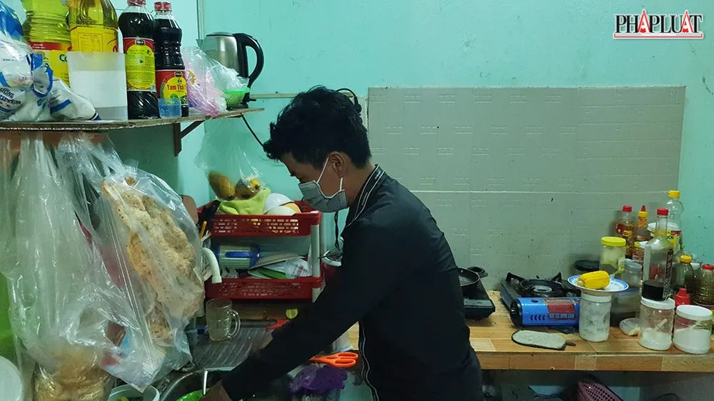 Anh Long phải xin nghỉ phụ hồ chừng ba tháng để có thời gian chăm sóc cho con. Ảnh: NT Anh Long phải xin nghỉ phụ hồ chừng ba tháng để có thời gian chăm sóc cho con. Ảnh: NT