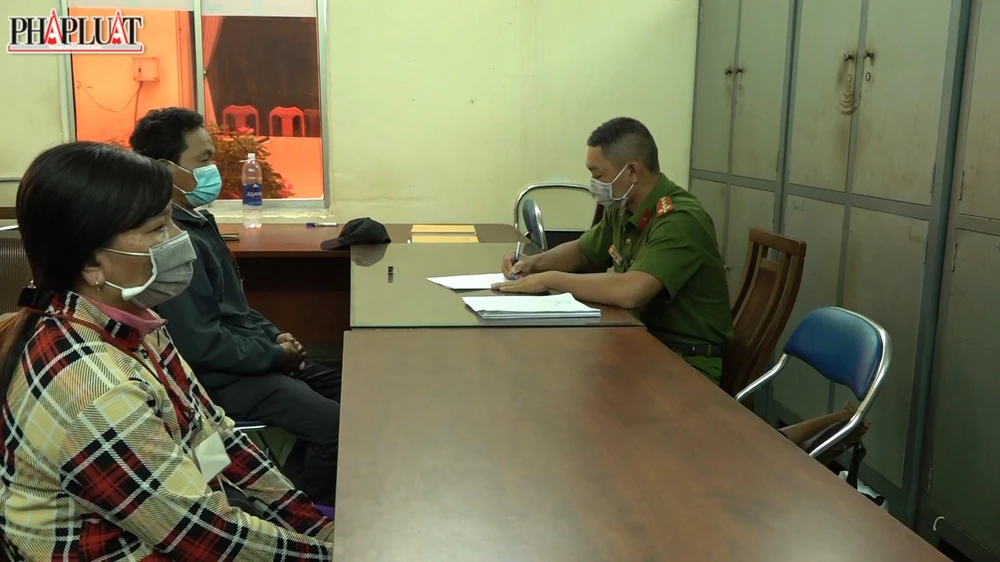 Công an mời làm việc với hai xe ôm bị báo chí phản ánh. Ảnh: HT