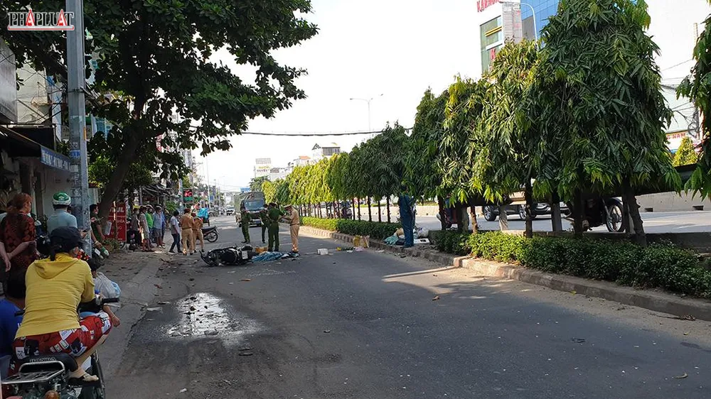 Nạn nhân chạy xe máy nghi thắng gấp, tự té ra đường đúng lúc xe tải chạy tới nên cán phải. Ảnh: NT Nạn nhân chạy xe máy nghi thắng gấp, tự té ra đường đúng lúc xe tải chạy tới nên cán phải. Ảnh: NT