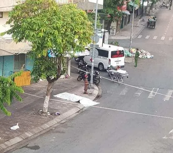 Thi thể nam thanh niên được người dân phát hiện trên đường số 29. Ảnh: HT Thi thể nam thanh niên được người dân phát hiện trên đường số 29. Ảnh: HT