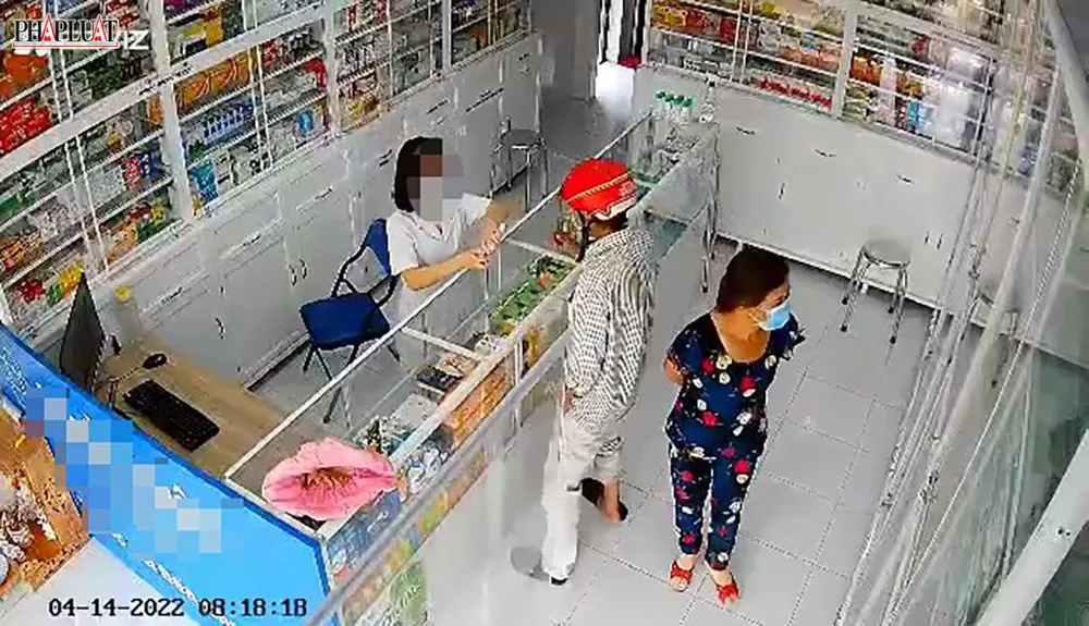 Một chủ hiệu thuốc ở Đồng Nai cũng phản ánh bị cặp đôi này dàn cảnh trộm. Ảnh chụp từ clip