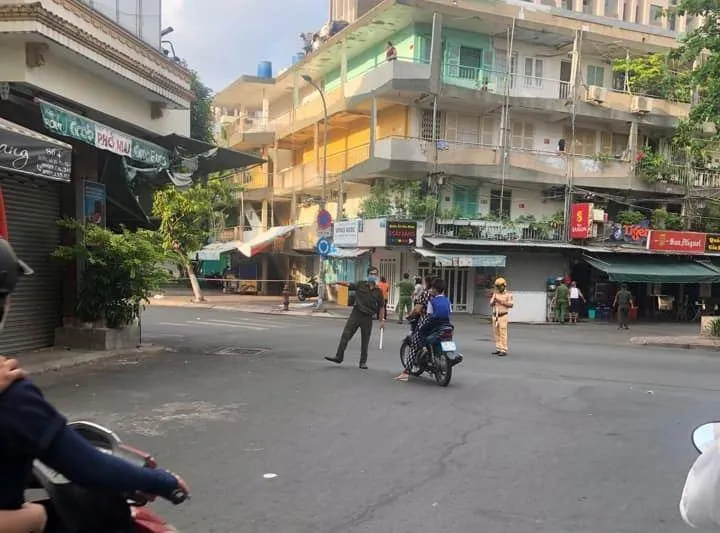 Lực lượng chức năng phong tỏa hiện trường, khám nghiệm điều tra. Ảnh: HT Lực lượng chức năng phong tỏa hiện trường, khám nghiệm điều tra. Ảnh: HT