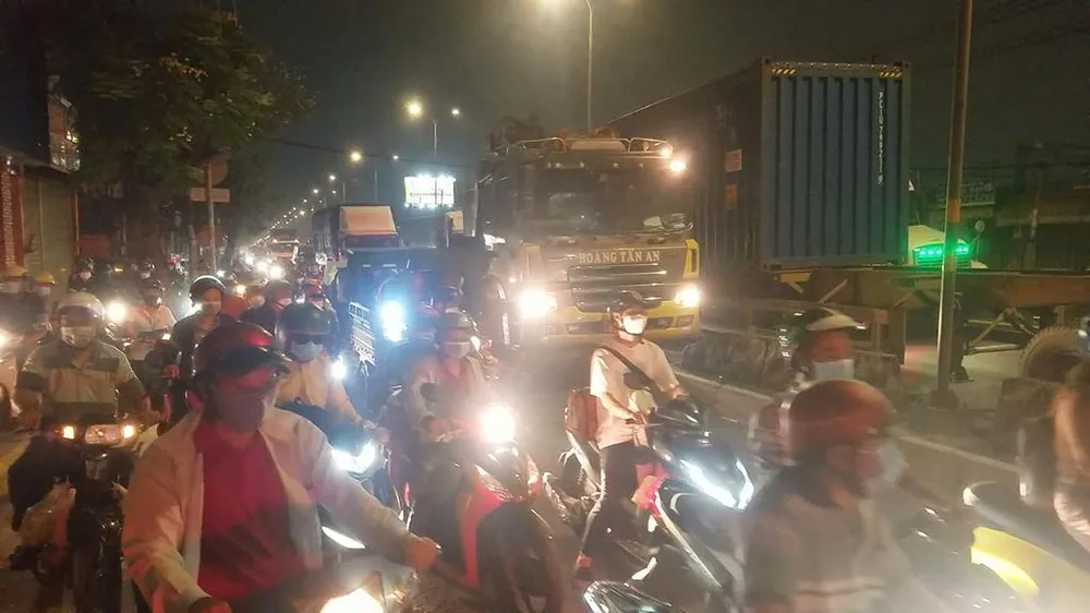 Ảnh hưởng từ va chạm khiến giao thông qua khu vực bị kẹt kéo dài. Ảnh: HT Ảnh hưởng từ va chạm khiến giao thông qua khu vực bị kẹt kéo dài. Ảnh: HT