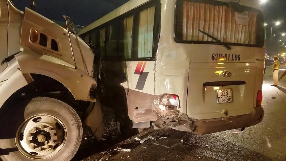 Các xe trong vụ va chạm hư hỏng nặng. Ảnh: HT Các xe trong vụ va chạm hư hỏng nặng. Ảnh: HT