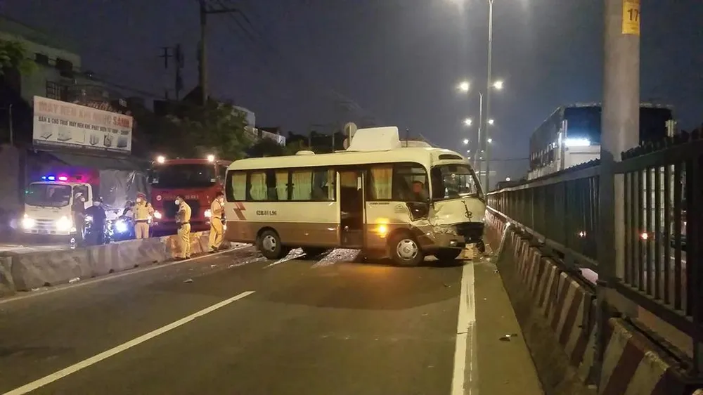 Va chạm liên hoàn giữa ba xe trên Quốc lộ 1 đoạn qua địa bàn quận Bình Tân. Ảnh: HT Va chạm liên hoàn giữa ba xe trên Quốc lộ 1 đoạn qua địa bàn quận Bình Tân. Ảnh: HT