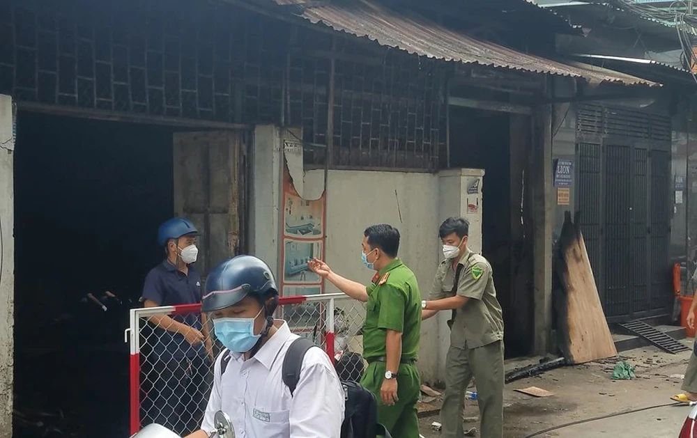 Công an phong tỏa hiện trường vụ cháy. Ảnh: HT