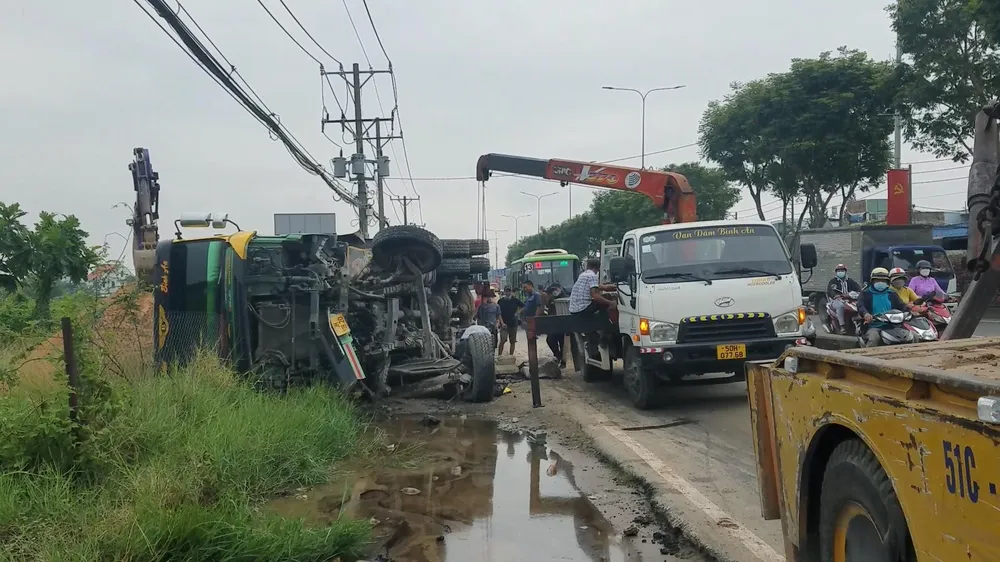 Xe cứu hộ được huy động di dời phương tiện gặp sự cố. Ảnh: HT