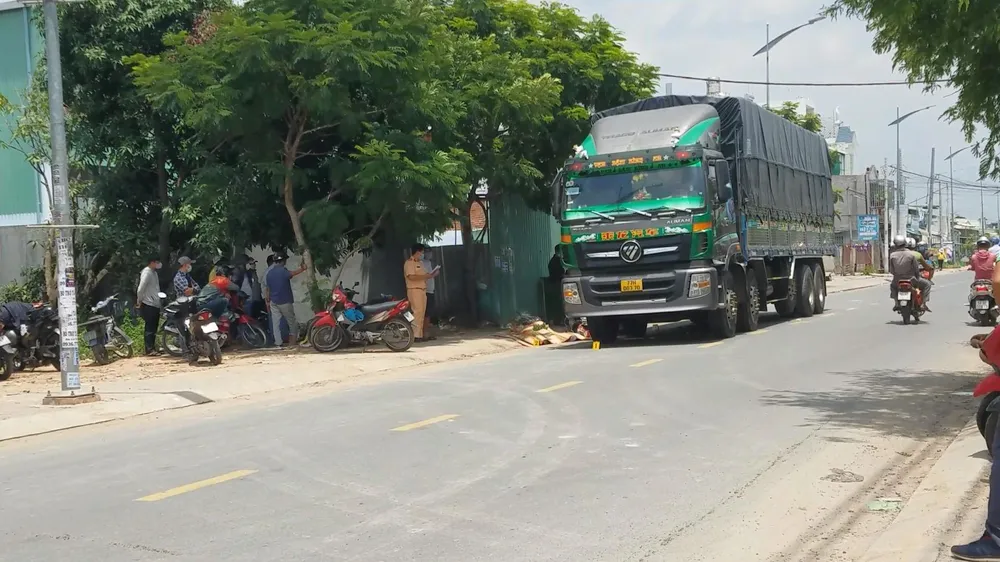 Người đàn ông bị xe tải cán tử vong trên đường Lại Hùng Cường. Ảnh: HT Người đàn ông bị xe tải cán tử vong trên đường Lại Hùng Cường. Ảnh: HT