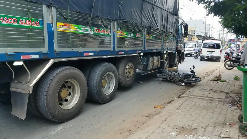 Đến trưa cùng ngày, hiện trường vụ tai nạn mới được giải quyết xong. Ảnh: HT Đến trưa cùng ngày, hiện trường vụ tai nạn mới được giải quyết xong. Ảnh: HT