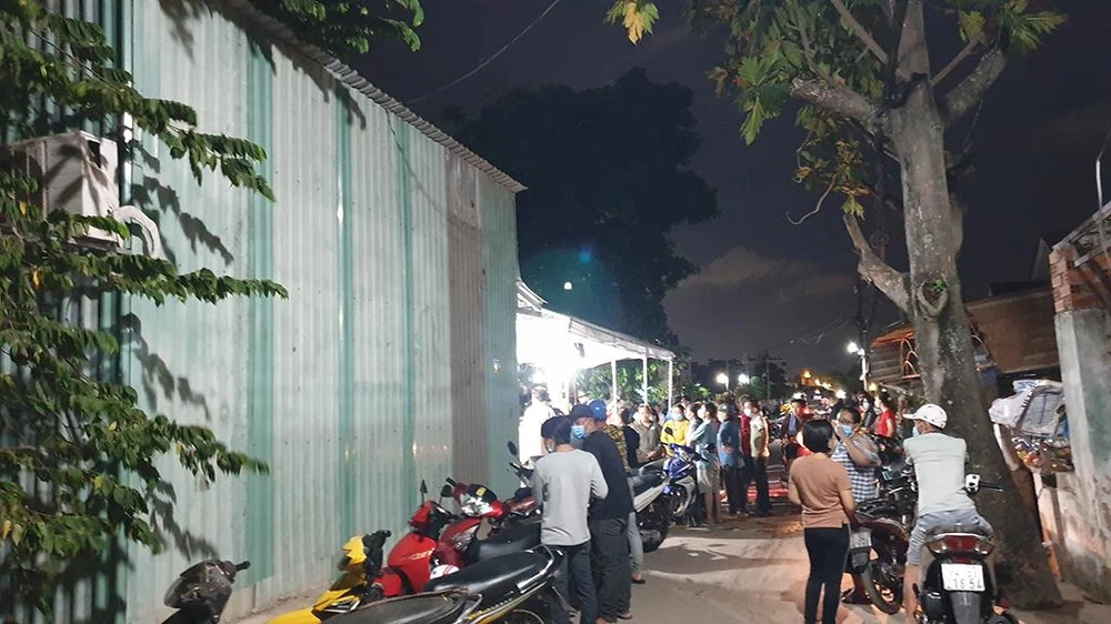 Căn nhà trên bờ kênh được người khác cho gia đình anh S ở nhờ. Ảnh: NT