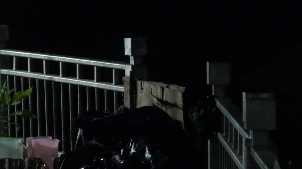 Đoạn lan can bị thiếu nằm ngay trước căn nhà trên bờ kênh. Ảnh: NT