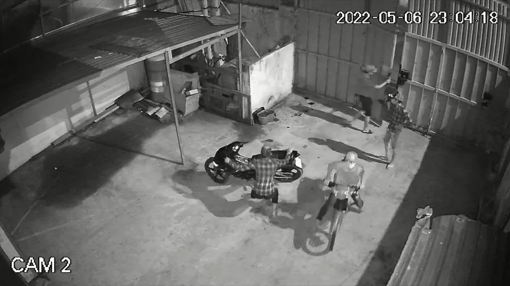 Nhóm bốn thanh niên đột nhập vào trụ sở chi nhánh một công ty trên địa bàn xã Lê Minh Xuân để trộm. Ảnh: Chụp từ clip