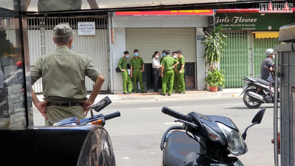 Công an phong tỏa, khám nghiệm hiện trường, điều tra làm rõ. Ảnh: NT