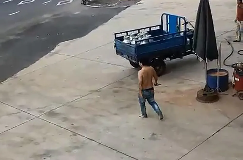 Sau khi đâm gục một nhân viên cây xăng, Hạnh bỏ chạy khỏi hiện trường. Ảnh chụp từ clip