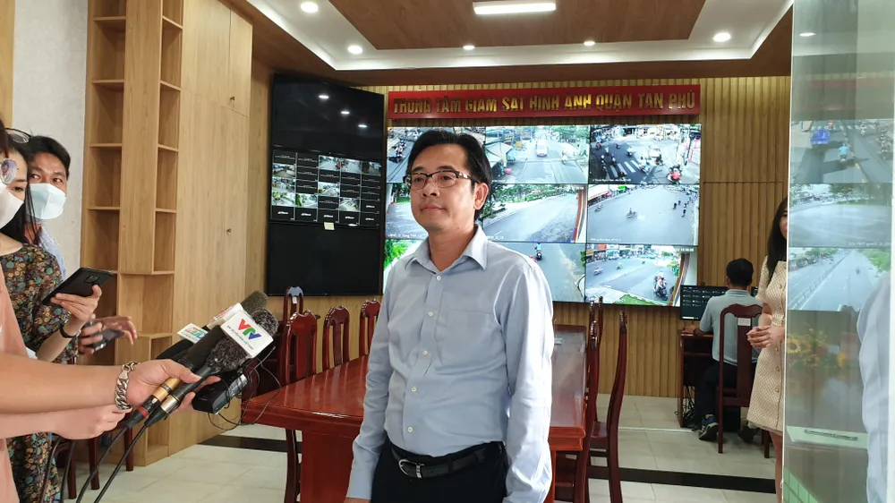 Ông Phạm Minh Mẫn, Chủ tịch UBND quận Tân Phú, TP.HCM cho biết, hệ thống camera an ninh trên địa bàn phục vụ hiệu quả trong công tác đấu tranh với các loại tội phạm. Ảnh: NT