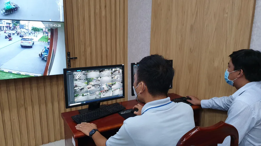 Theo đó, tại phòng camera an ninh luôn có công an túc trực 24/24 để phát hiện sớm các vụ việc liên quan đến ANTT, an toàn giao thông. Ảnh: NT