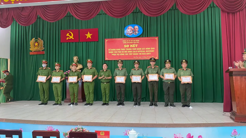 Công an quận Tân Phú khen, thưởng cho các cá nhân, đơn vị có thành tích xuất sắc trong công tác sử dụng, khai thác trung tâm giám sát hình ảnh quận Tân Phú và mô hình Zalo Offcial Account phục vụ công tác tiếp nhận tin báo ANTT. Ảnh: NT