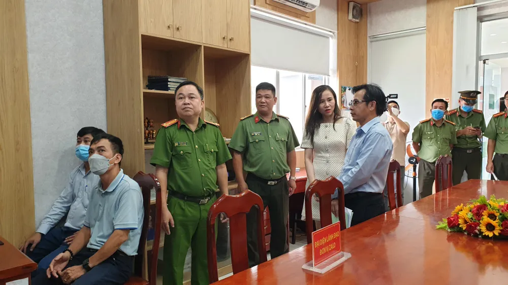 Lãnh đạo UBND quận Tân Phú, Công an quận Tân Phú đánh giá cao mô hình camera an ninh trong công tác phòng chống tội phạm. Ảnh: NT