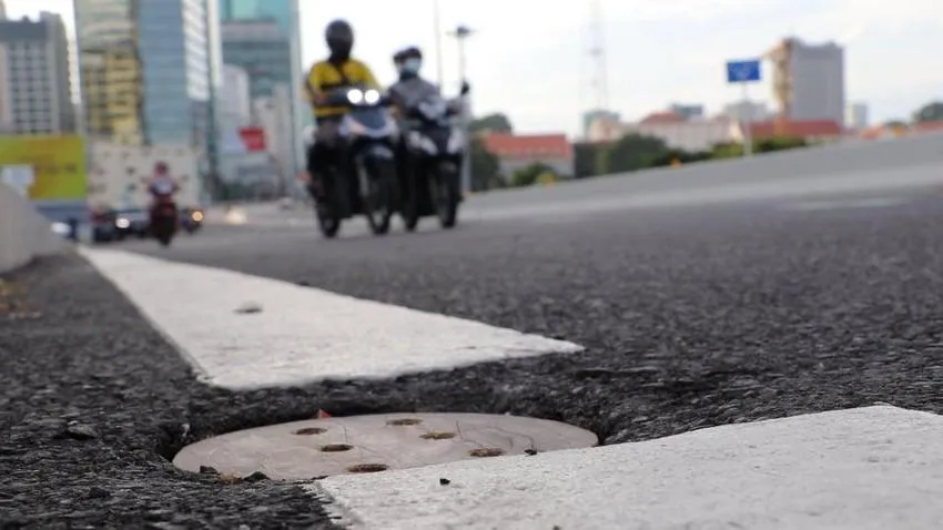 Theo cơ quan chức năng, việc mất nắp chắn rác trên cầu tiềm ẩn nguy cơ mất an toàn. Ảnh: ĐT