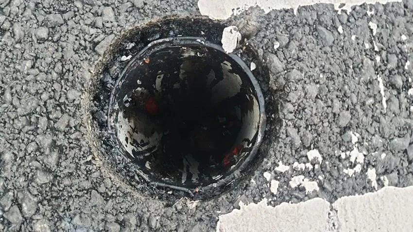 Các nắp chắn rác trên Cầu Thủ Thiêm 2 bị kẻ gian trộm mất. Ảnh: ĐT