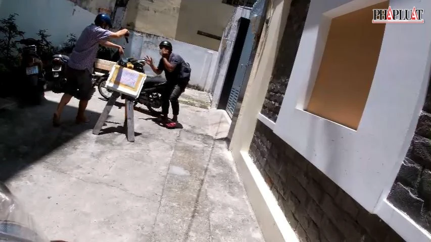 Trinh sát hình sự đặc nhiệm nhanh chóng truy đuổi, nổ súng khống chế Tuấn. Ảnh: CA