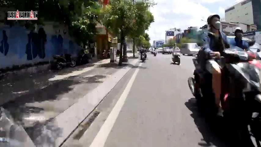 Tuấn tháo chạy tốc độ cao trên đường. Ảnh: CA