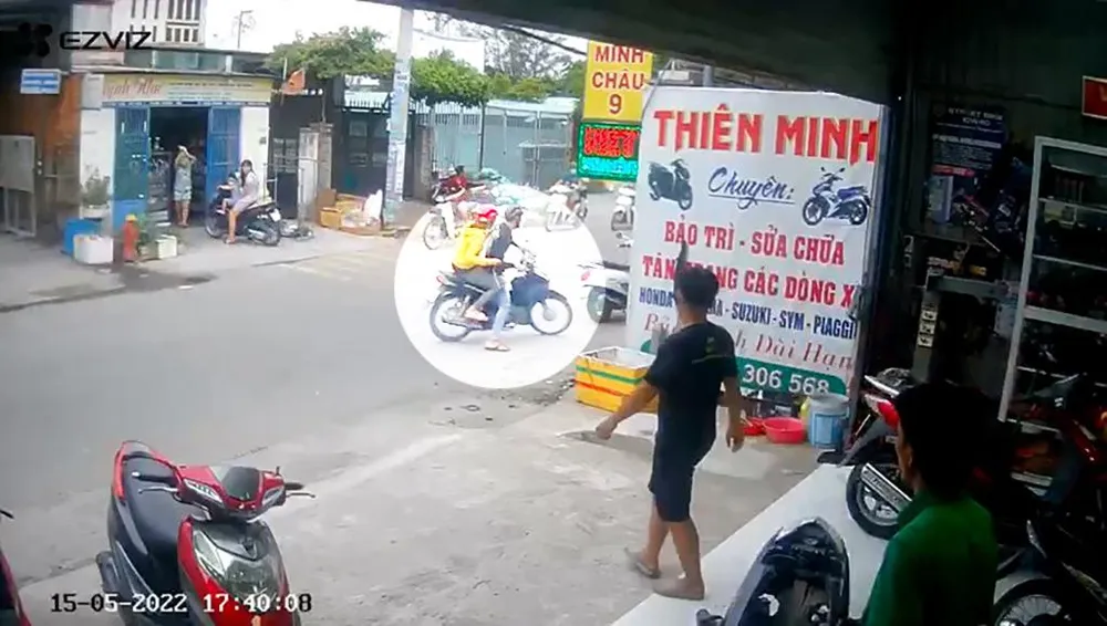 Cô gái ngồi sau may mắn giữ lại được sợi dây chuyền trên cổ nam tài xế. Ảnh chụp từ clip