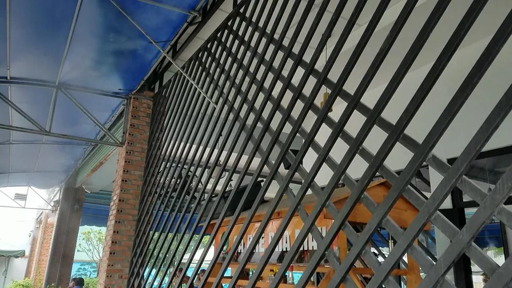 Hiện trường cho thấy, nam thanh niên đã leo qua khe hẹp chỉ khoảng 30cm. Ảnh: HT