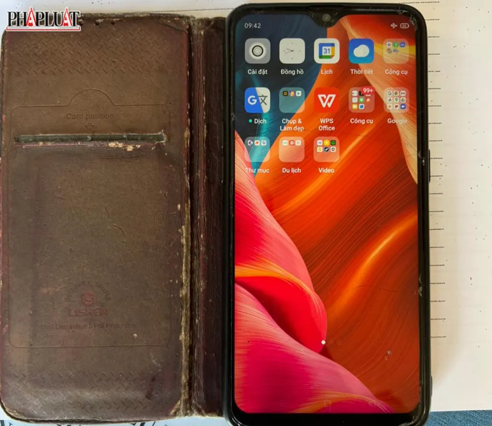 Chiếc điện thoại tang vật bị công an thu hồi. Ảnh: CA Chiếc điện thoại tang vật bị công an thu hồi. Ảnh: CA