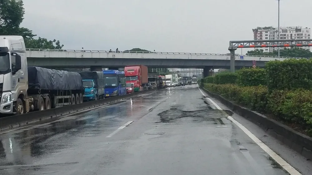 Ảnh hưởng từ sự cố khiến giao thông qua khu vực ùn ứ nghiêm trọng. Ảnh: HT