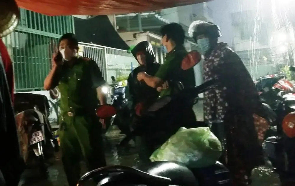 Công an tới hiện trường, ghi nhận lời khai để điều tra vụ việc. Ảnh: HT Công an tới hiện trường, ghi nhận lời khai để điều tra vụ việc. Ảnh: HT