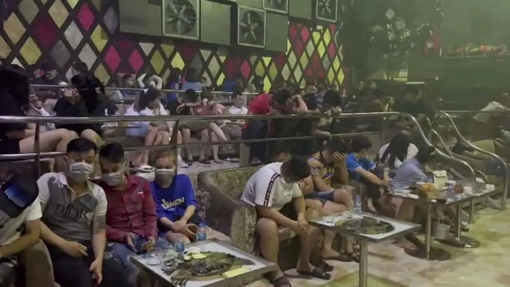 Hàng chục người bị công an phát hiện dương tính với ma túy trong quán bar. Ảnh: CA Hàng chục người bị công an phát hiện dương tính với ma túy trong quán bar. Ảnh: CA