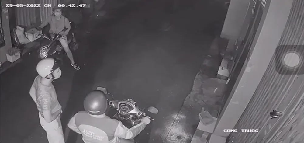 Nhóm trộm gồm ba thanh niên quan sát trước khi phá cửa. Ảnh chụp từ clip