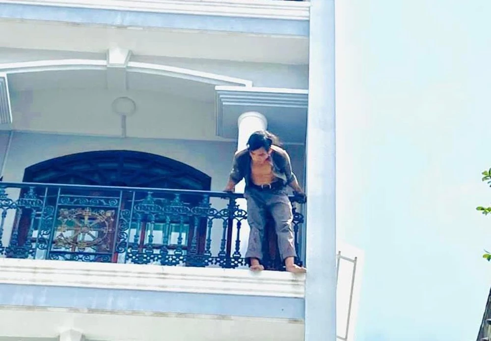 Người đàn ông ngáo đá, dọa nhảy lầu trưa ngày 31-5. Ảnh: CA