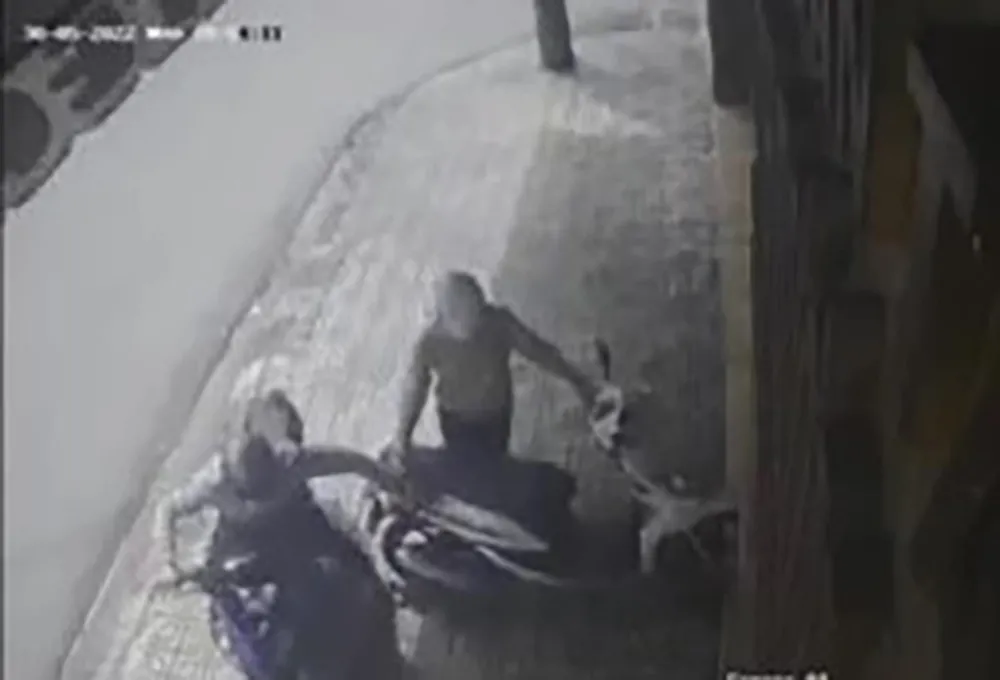 Nam thanh niên cướp giật điện thoại của chị A rồi bỏ chạy. Ảnh chụp từ clip Nam thanh niên cướp giật điện thoại của chị A rồi bỏ chạy. Ảnh chụp từ clip