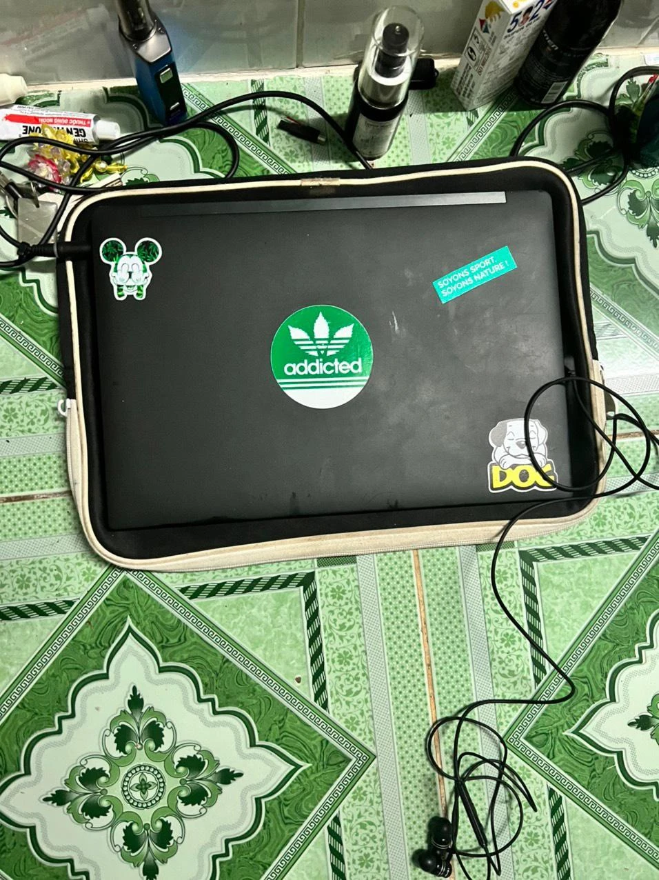 Chiếc máy tính đựng trong balo của nạn nhân đã được công an thu hồi. Ảnh: CA