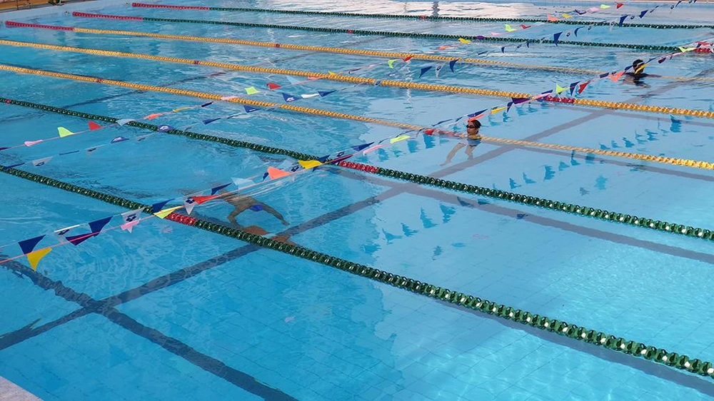 Trong phần thi bơi CNCH và CNCH trong môi trường nước, vận động viên phải lặn xuống độ sâu 2 mét, đưa hình nộm 40kg lên, vượt qua khoảng cách 50 mét để về đích. Ảnh: NT