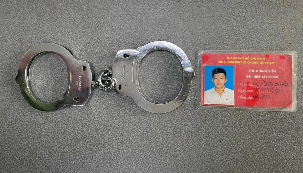 Còng số tám và thẻ "phòng chống tội phạm" mà Ngà và Vỹ sử dụng. Ảnh: CA Còng số tám và thẻ "phòng chống tội phạm" mà Ngà và Vỹ sử dụng. Ảnh: CA