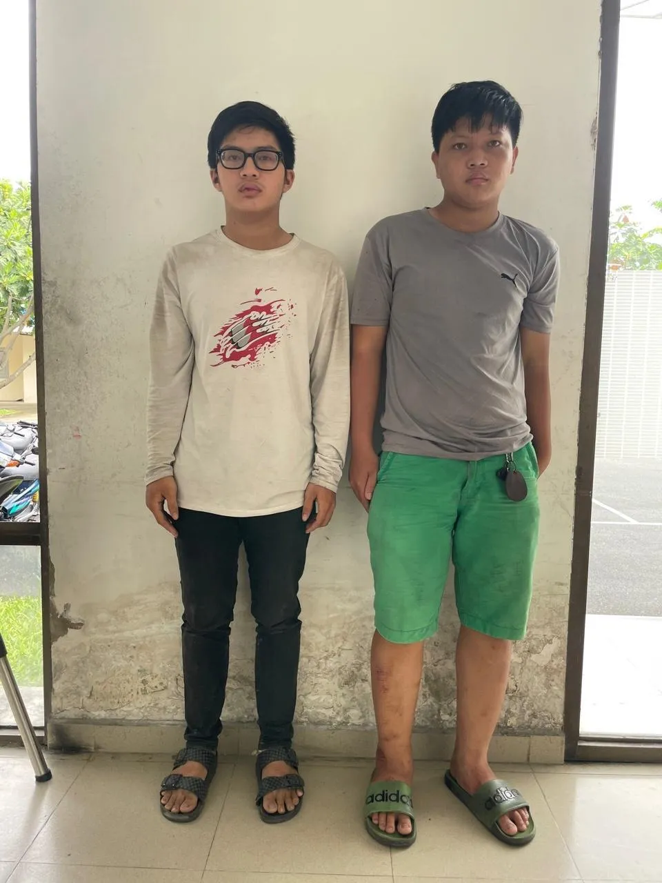 Ngà, áo trắng và Vỹ tại cơ quan điều tra. Ảnh: CA Ngà, áo trắng và Vỹ tại cơ quan điều tra. Ảnh: CA