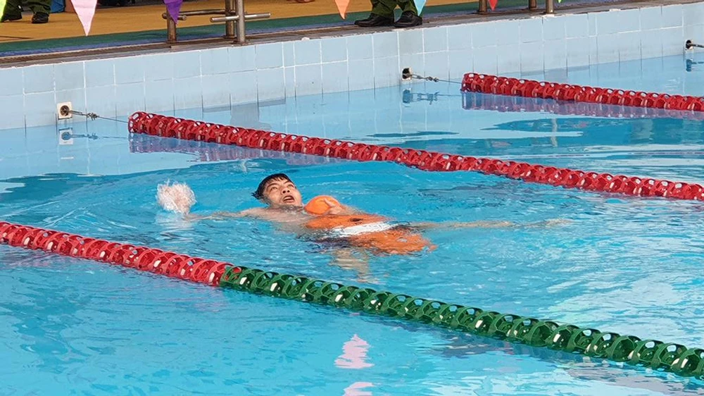 Việc di chuyển trong môi trường nước, phải mang theo vật nặng hàng chục kg là không hề đơn giản. Ảnh: NT