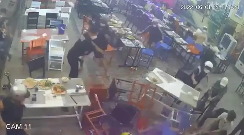 Trong quá trình này, một người trong nhóm truy sát đã trộm điện thoại của nạn nhân để trên bàn. Ảnh: Chụp từ clip