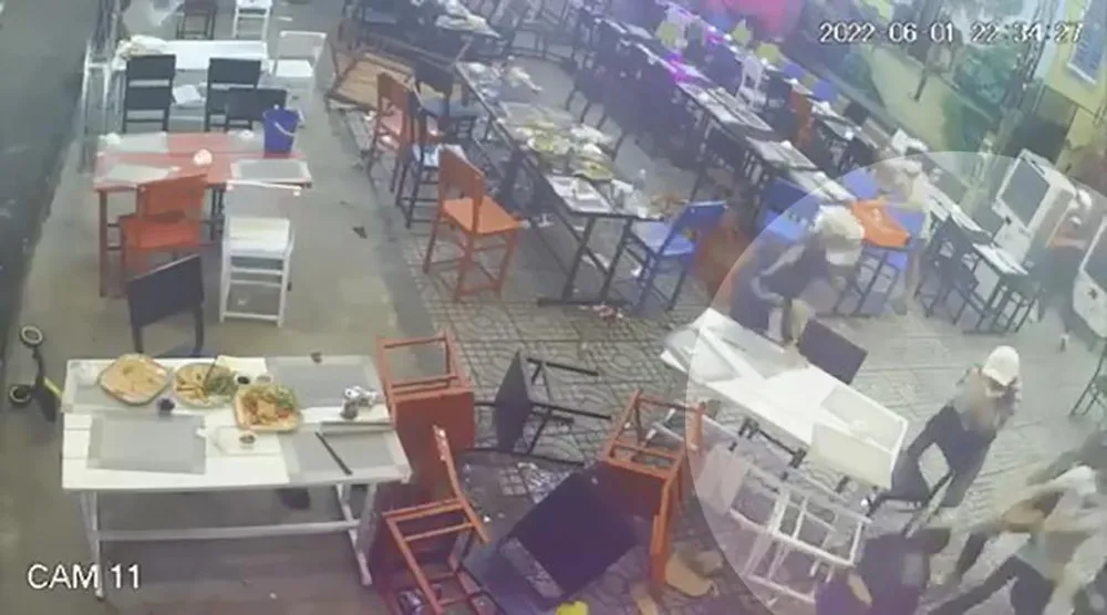Mặc dù nạn nhân đã ngã xuống nhưng nhóm truy sát vẫn không tha. Ảnh: Chụp từ clip