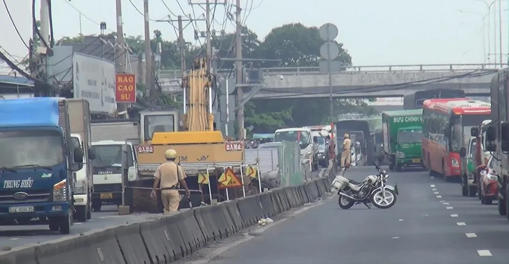 Ảnh hưởng từ tai nạn khiến giao thông qua khu vực ùn ứ nghiêm trọng. Ảnh: HT