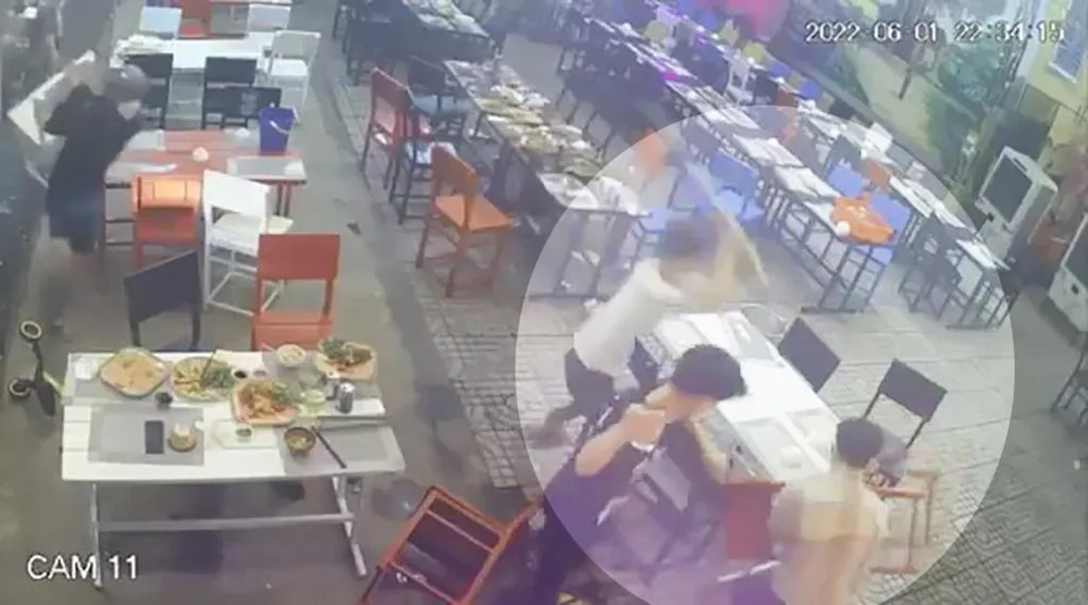 Nhóm thanh niên xông vào quán nhậu truy sát người, đập phá đồ đạc. Ảnh: Chụp từ clip