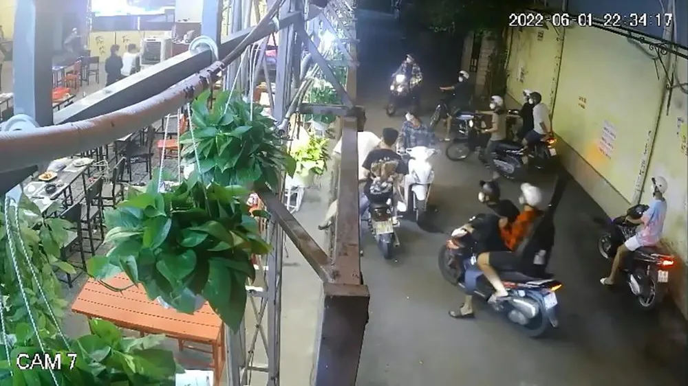Có rất đông thanh niên đi tới quán nhậu cùng tham gia đập phá, chém người. Ảnh: Chụp từ clip