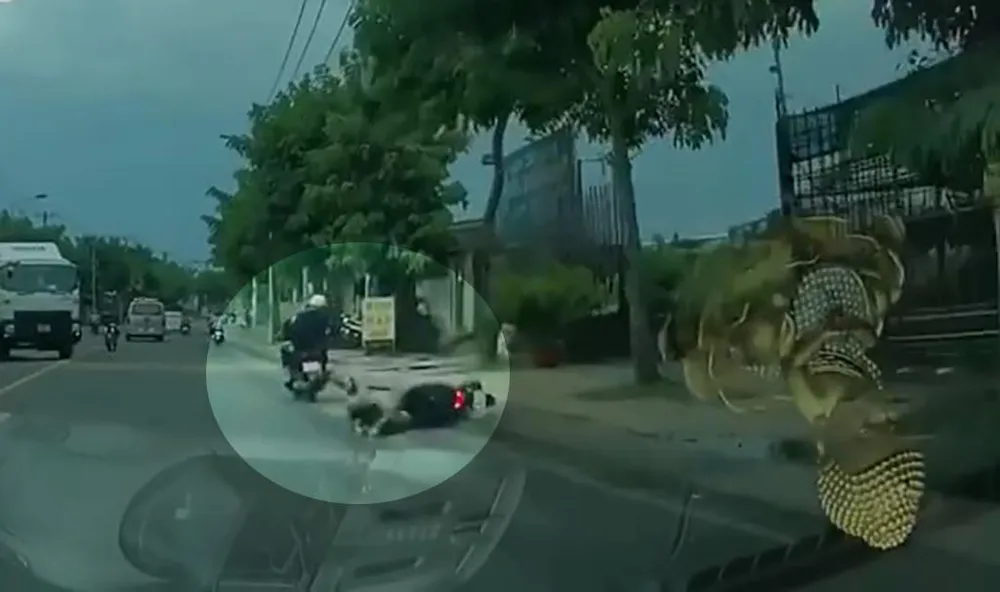 Vụ việc khiến cô gái ngã xuống đường. Ảnh chụp từ clip