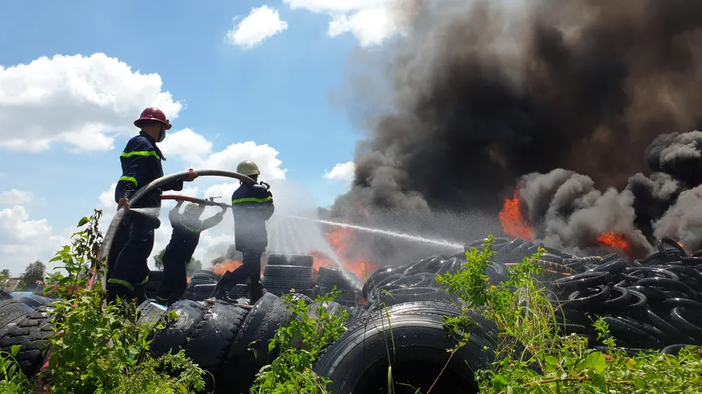 Đến trưa cùng ngày, đám cháy vẫn chưa được khống chế. Ảnh: NT