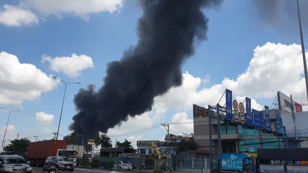 Cột khói cao hàng trăm mét đứng từ xa vẫn có thể trông thấy. Ảnh: NT